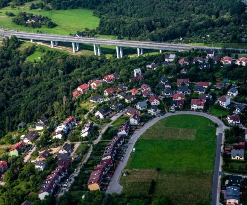 osiedle domów koło autostrady