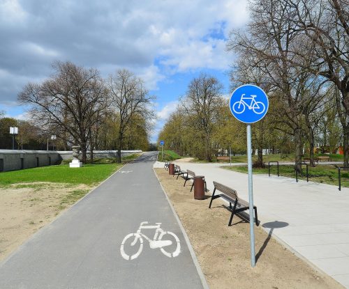 Około 7 km nowych dróg rowerowych odda do końca roku do użytku samorząd Sosnowca. Miasto zapowiada też dużą imprezę rowerową – z zachowaniem zasad bezpieczeństwa epidemicznego, a także wydanie poradnika rowerowego. Swoje plany mają też władze Tychów. O szczegółach inwestycji rowerowych i innych przedsięwzięć związanych z tym środkiem transportu sosnowieccy samorządowcy mówili podczas poniedziałkowej konferencji prasowej. Jak przypomniał prezydent miasta Arkadiusz Chęciński, ostatnio trwają inwestycje m.in. w centrum miasta, np. od kilku tygodni trwa budowa drogi rowerowej wzdłuż ul. Teatralnej oraz Mierosławskiego. - Jesteśmy na kolejnym etapie spinania dróg rowerowych w naszym mieście. W tej chwili kończymy dwie drogi rowerowe: jedna, przy ul. Kościelnej, to ważny fragment, który zepnie drogę rowerową prowadzącą od osiedla Naftowa, przez kładkę, z centrum Sosnowca i Parkiem Harcerskim – wskazał Chęciński. – W tej chwili przy ul. Kościelnej kończą się dwie drogi rowerowe – wzdłuż ul. Jagiellońskiej oraz ul. Zegadłowicza. Pierwsza prowadzi do Parku Harcerskiego, z którego już wkrótce będzie można przejechać wzdłuż Bulwaru Czarnej Przemszy do centrum miasta. Druga połączy ul. Kościelną przez Zegadłowicza z ulicą Ostrogórską i dalej z 1 Maja” – uściślił. Zgodnie z informacjami miasta nowa droga rowerowa wzdłuż ul. Kościelnej zostanie poprowadzona po przeciwnej stronie dawnego Instytutu Medycyny Pracy. Za skrzyżowaniem z ul. Zegadłowicza będzie przebiegała po stronie Mediateki i dalej obok szkoły - do skrzyżowania z ul. Sienkiewicza, gdzie na potrzeby rowerzystów zostanie przebudowana sygnalizacja świetlna. Wzdłuż ul. Sienkiewicza w najbliższych miesiącach powstać ma kolejna droga rowerowa, która połączy się z przejściem podziemnym przy pawilonach, noszących potoczną nazwę „Plastry miodu”. - Oprócz odcinka wzdłuż ul. Kościelnej za kilka tygodni będzie też gotowa 4-kilometrowa droga rowerowa wzdłuż ul. Braci Mieroszewskich i 11 Listopada, czyli od Dąbrowy Górniczej do dzielnicy Niwka. Powstanie też łącznik ul. Piłsudskiego i 3 Maja oraz fragment od ronda Zagłębia Dąbrowskiego wzdłuż Małachowskiego do ul. Żurawiej. Do końca roku w mieście powstanie ok. 7 km dróg rowerowych – podsumował Chęciński. Poinformował też, że miasto przygotowuje informator zawierający zbiór uniwersalnych zasad poruszania się na rowerze. Wydanych ma zostać 3 tys. egzemplarzy – pierwsze 2 tys. mają być dostępne podczas Zagłębiowskiej Masy Krytycznej, która odbędzie się w najbliższą niedzielę. - To wydarzenie będzie inne, niż do tej pory: rowerzyści będą startowali spod dworca głównego, lecz nie będą poruszali się w zwartej grupie: dowolną trasą przejadą samodzielnie do kompleksu rekreacyjnego nad zalewem Pogoria w Dąbrowie Górniczej – zapowiedział pełnomocnik ds. infrastruktury rowerowej w Miejskim Zakładzie Usług Komunalnych Rafał Siciński. Sugerowana trasa przejazdu będzie wiodła drogami rowerowymi wzdłuż ulic: 3 Maja, Żeromskiego, Orlą, Będzińską do granicy z Będzinem, dalej ul. Małobądzką i od będzińskiego Zamku, wzdłuż Czarnej Przemszy do Parku Zielona – i dalej nad Pogorię. Uczestnicy – prócz informatora - mogą liczyć m.in. na gadżety od sponsorów. W poniedziałek, niezależnie od informacji samorządowców z Sosnowca, również władze Tychów przekazały swe plany związane z infrastrukturą rowerową. To miasto podpisało ostatnio umowę na przebudowę dziewięciu ścieżek rowerowych o łącznej długości ok. 4,5 km. Prace będą kosztowały ok. 3 mln zł, z czego 84 proc. pokryje dofinansowanie z Górnośląsko-Zagłębiowskiej Metropolii.