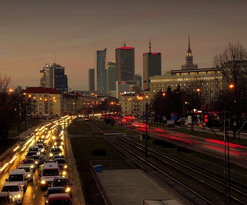 Czekamy na uzasadnienie, bo na razie jest tylko zawiadomienie Generalnej Dyrekcji Ochrony Środowiska o uchyleniu decyzji środowiskowej dla budowy Wschodniej Obwodnicy Warszawy – poinformowała w środę, 17 lutego rzecznik warszawskiego oddziału GDDKiA Małgorzata Tarnowska. Uzasadnienie umożliwi drogowcom odniesienie się do decyzji i podjęcie dalszych działań. We wtorek portal TVN Warszawa i „Gazeta Wyborcza” poinformowały, że Generalna Dyrekcja Ochrony Środowiska opublikowała zawiadomienie o uchyleniu w całości decyzji Regionalnego Dyrektora Ochrony Środowiska w Białymstoku dla budowy Wschodniej Obwodnicy Warszawy. Chodzi o odcinek trasy S17 od węzła Zakręt do węzła Ząbki. Media przypomniały jednocześnie, że postępowanie w sprawie Wschodniej Obwodnicy Warszawy prowadził białostocki oddział RDOŚ, ponieważ w warszawskim pojawił się konflikt interesów, związany – jak informowały – z tym, że kierownikiem warszawskiego oddziału jest mieszkaniec Wesołej. To gmina, która od kilku lat protestuje przeciwko budowie. W środę rzecznik warszawskiego oddziału GDDKiA Małgorzata Tarnowska powiedziała PAP, że drogowcy czekają na uzasadnienie tego uchylenia. – Czekamy na pisemną decyzję, bo na razie jest tylko zawiadomienie GDOŚ o uchyleniu decyzji na fragment S17 – podkreśliła Tarnowska. Wskazała, że w dokumencie będzie uzasadnienie, które umożliwi drogowcom podjęcie decyzji, co do dalszego działania. Drogowcy mieli już wybraną firmę do kontynuowania koncepcji programowej dla inwestycji. Teraz chcąc zacząć projektowanie i budowę tego odcinka WOW, muszą wystąpić o wydanie nowej decyzji środowiskowej, a to może oznaczać spore przesunięcia w czasie realizacji inwestycji. Budowa Wschodniej Obwodnicy Warszawy jest podzielona na trzy etapy: odcinek Drewnica – Ząbki, odcinek Ząbki – Zakręt i odcinek Zakręt – Lubelska. Drogowcy do pierwszego odcinka WOW są przygotowani na ogłoszenie przetargu na projekt i budowę. Jednak nie mają na ten fragment finansowania. Na drugi odcinek Ząbki – Zakręt uchylona została decyzja środowiskowa, czyli pierwszy dokument przy budowie dróg zatwierdzający m.in. wariant przebiegu trasy. Bez niego drogowcy nie mogą się ubiegać o decyzję ZRID (Zezwolenie na Realizację Inwestycji Drogowej - PAP), oraz w późniejszym etapie o przetarg na projekt i budowę drogi. Natomiast ostatni odcinek S17 Zakręt – Lubelska jest aktualnie w realizacji.