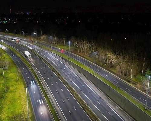 oświetlona autostrada