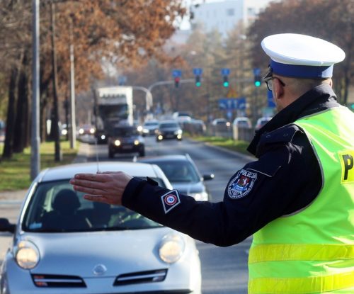 policjant zatrzymuje osobówkę