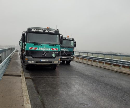 Próba obciążeniowa na wiadukcie kolejowym, na drodze DK45