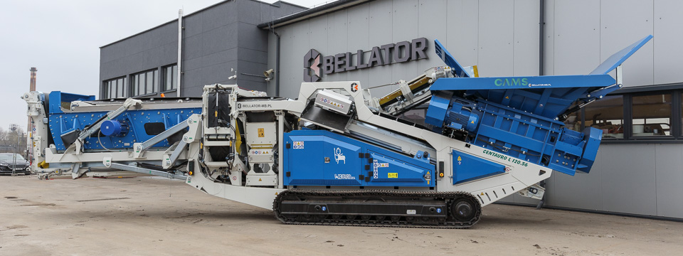 Granulator destruktu asfaltowego CAMS CENTAURO L 120.56 na tle loga firmowego BELLATOR Maszyny Budowlane Sp. z o.o. w Rudzie Śląskiej