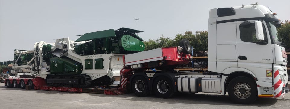 Widać transport niskopodwoziowy z załadowanym granulatorem destruktu asfaltowego CAMS CENTAURO XL 150.69 APR