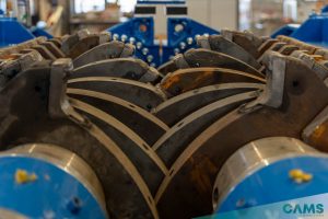 Widać mechanizm rozdrabniacza i jego "zęby" służące do granulowania materiału