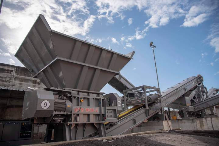 Stacjonarna wersja granulatora destruktu asfaltowego CAMS UTS 1000-2 jako część rozbudowanej instalacji